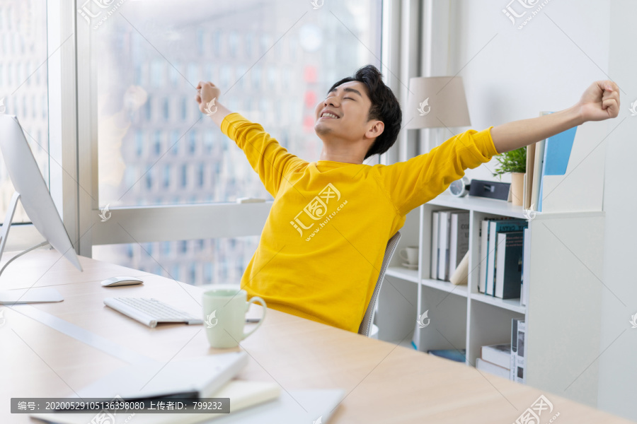 年轻男子休闲办公