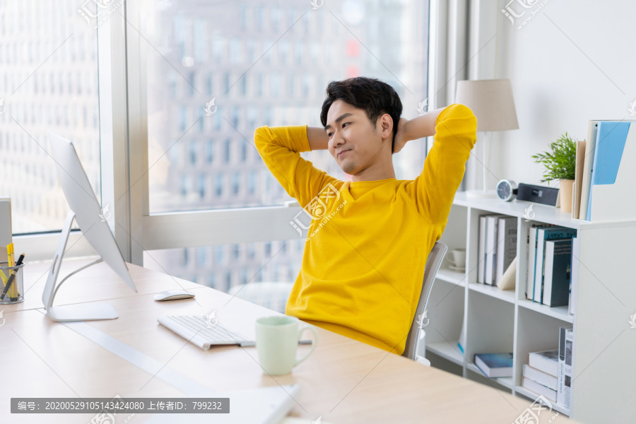 年轻男子休闲办公