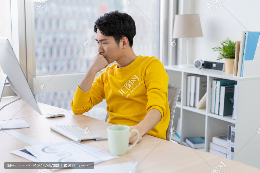年轻男子休闲办公
