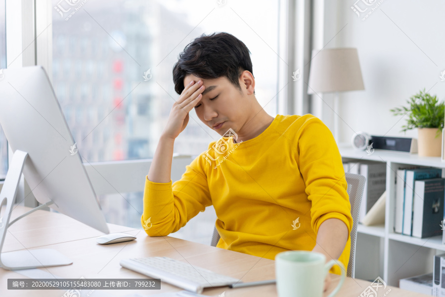 年轻男子休闲办公