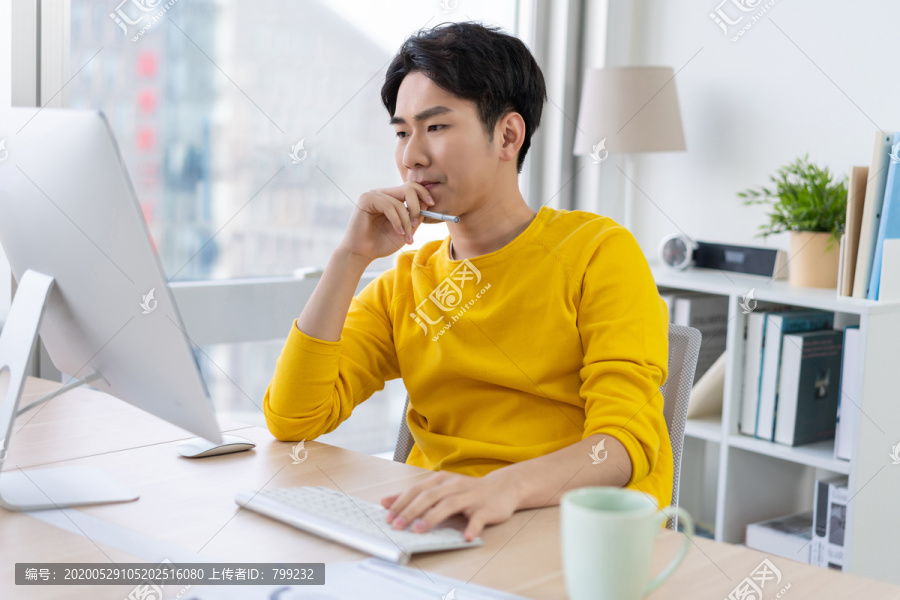 年轻男子休闲办公