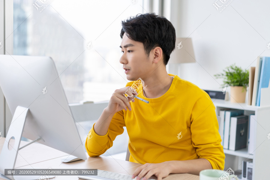 年轻男子休闲办公