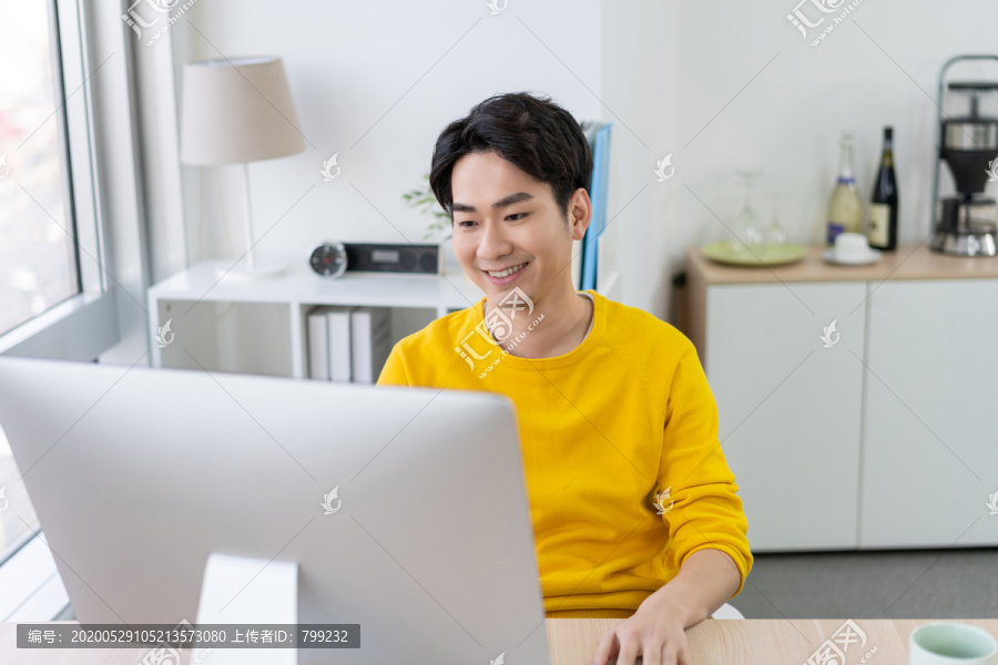 年轻男子休闲办公
