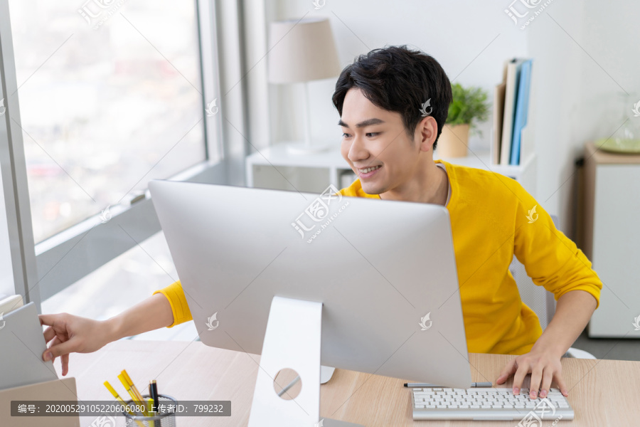 年轻男子休闲办公