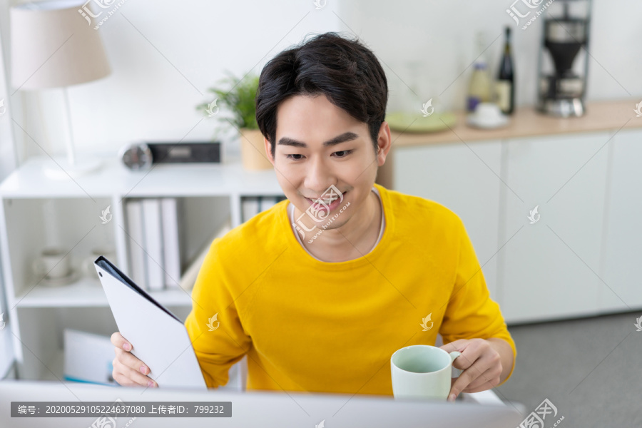 年轻男子休闲办公