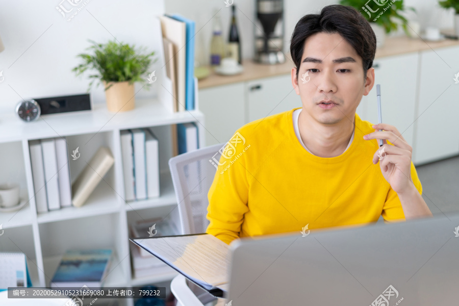 年轻男子休闲办公