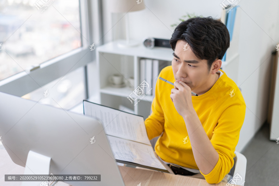 年轻男子休闲办公