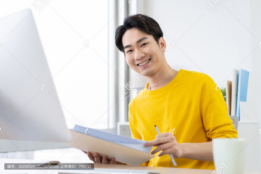 年轻男子休闲办公