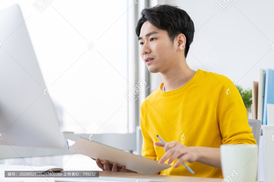 年轻男子休闲办公