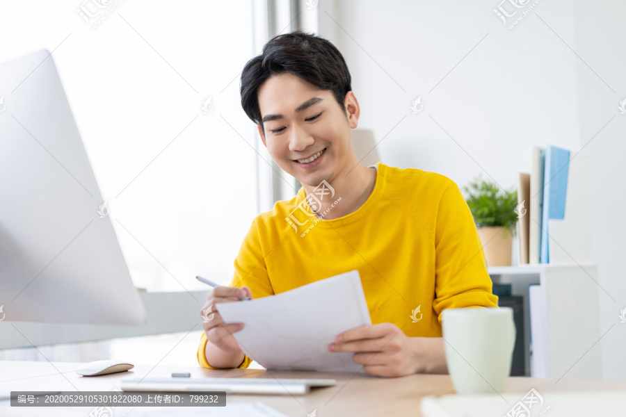 年轻男子休闲办公