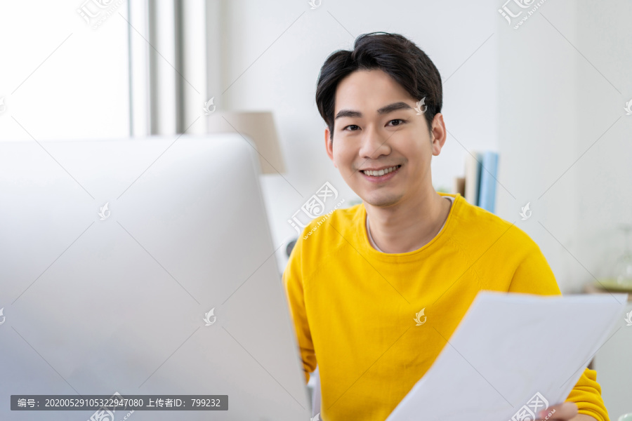 年轻男子休闲办公