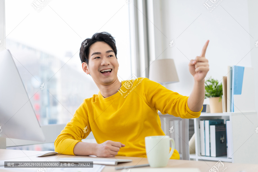 年轻男子休闲办公