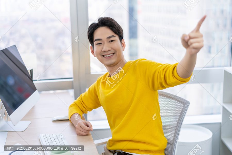 年轻男子休闲办公