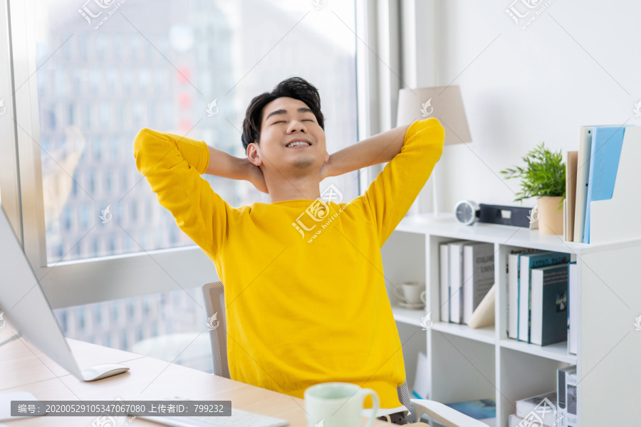 年轻男子休闲办公