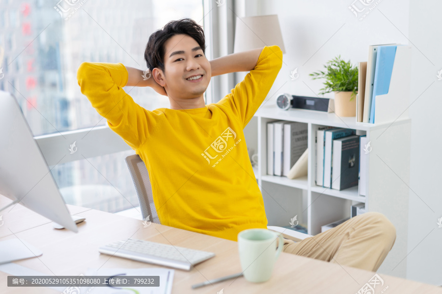 年轻男子休闲办公