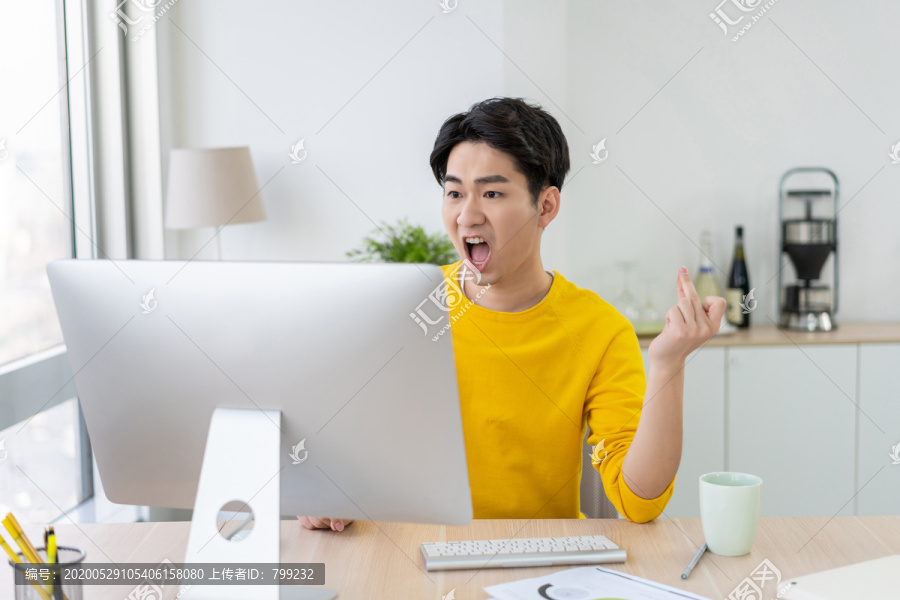 年轻男子休闲办公