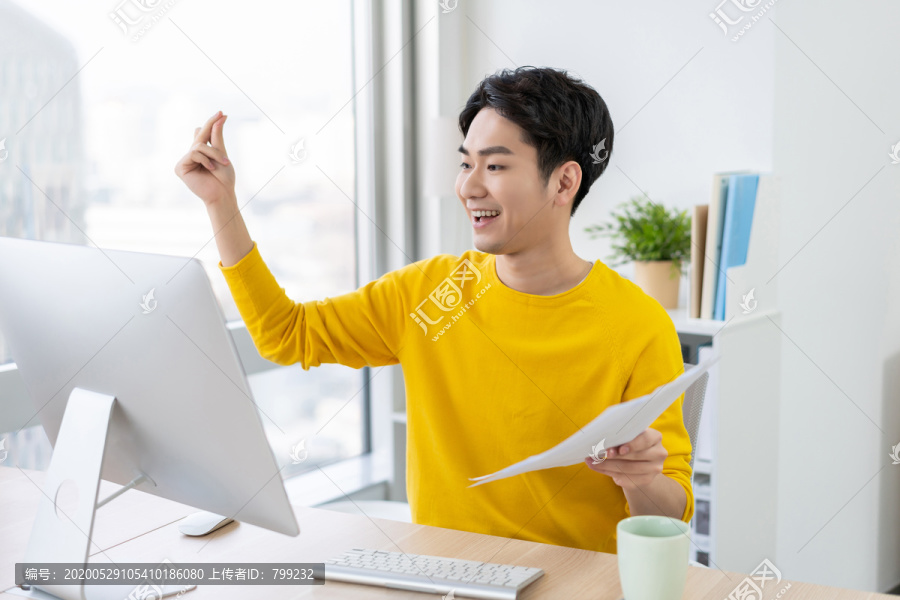 年轻男子休闲办公