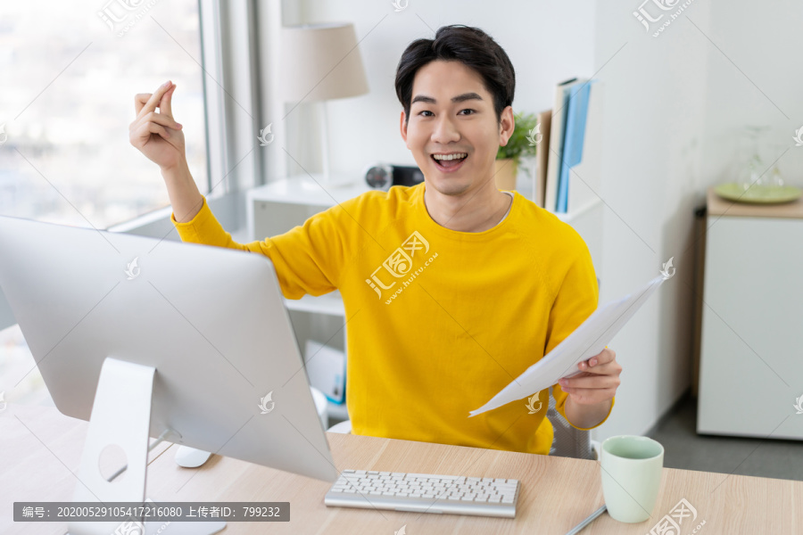 年轻男子休闲办公