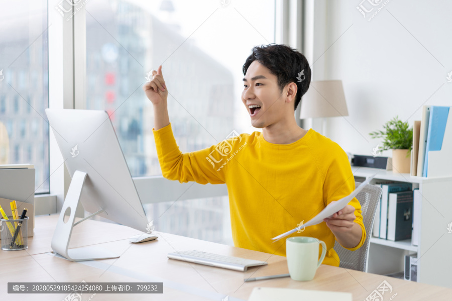 年轻男子休闲办公