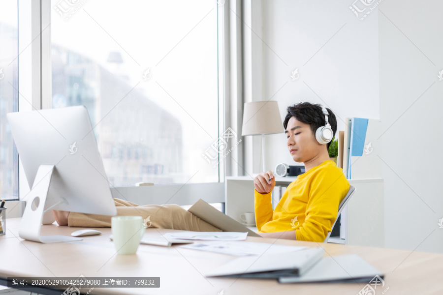 年轻男子休闲办公