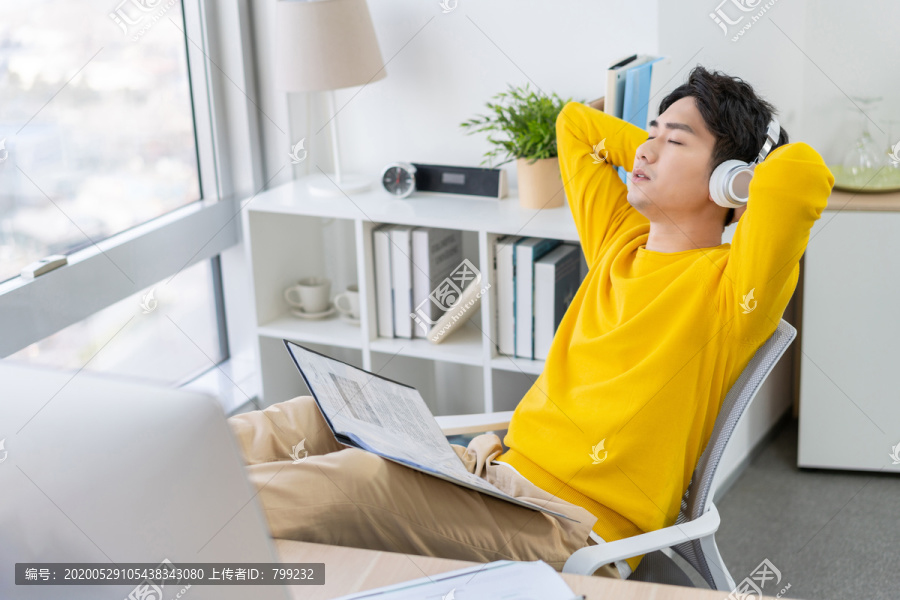年轻男子休闲办公