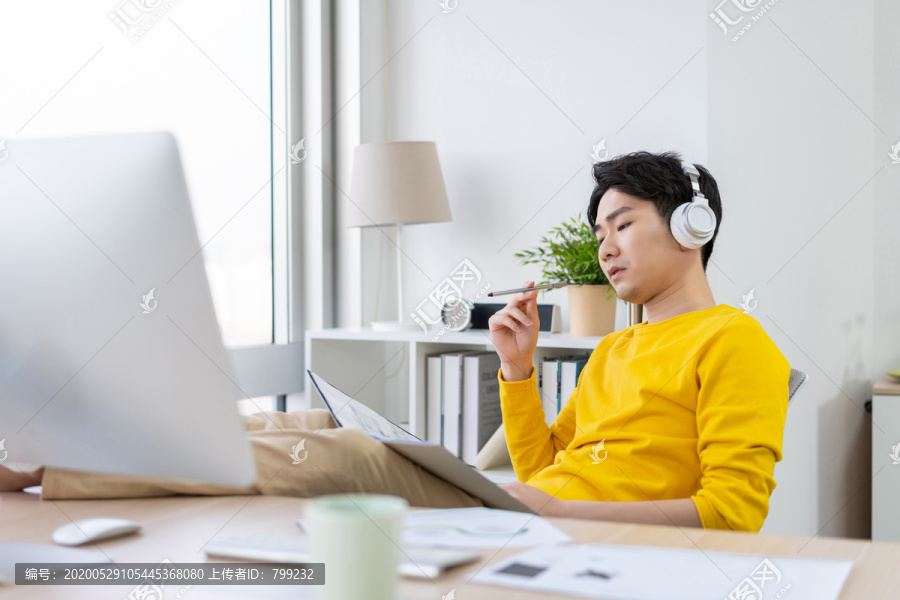 年轻男子休闲办公