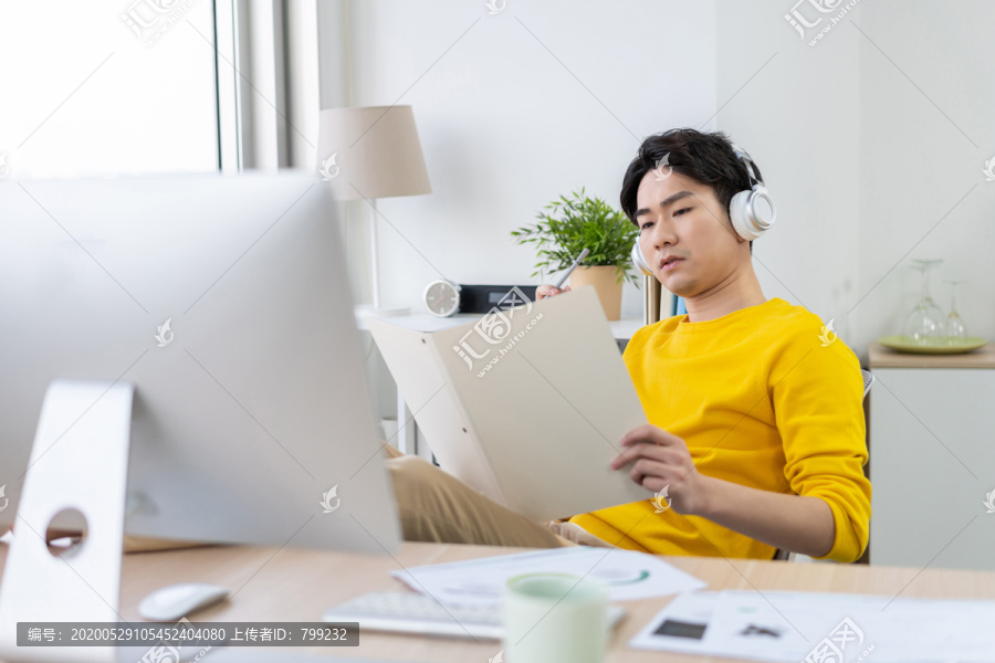 年轻男子休闲办公