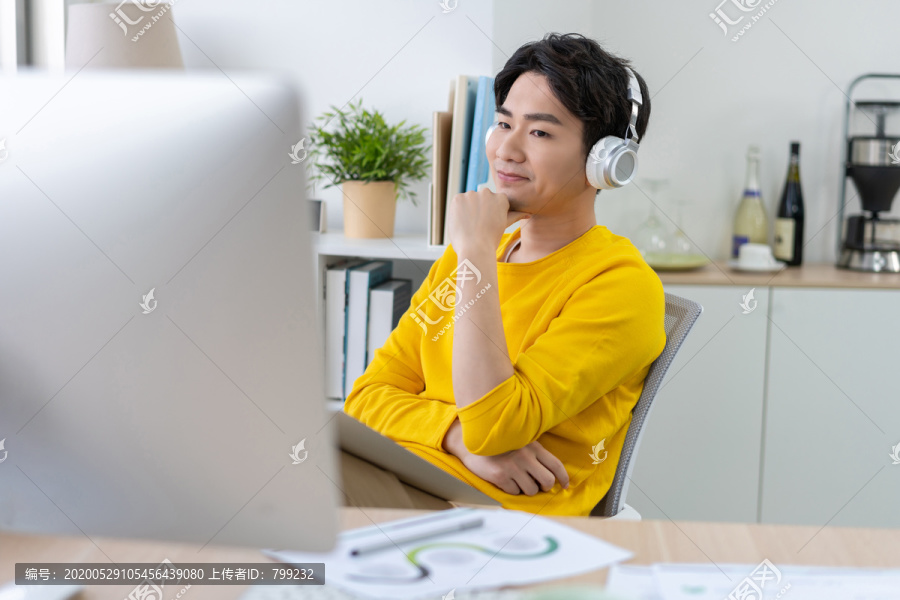 年轻男子休闲办公