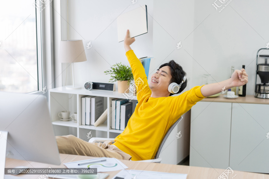 年轻男子休闲办公