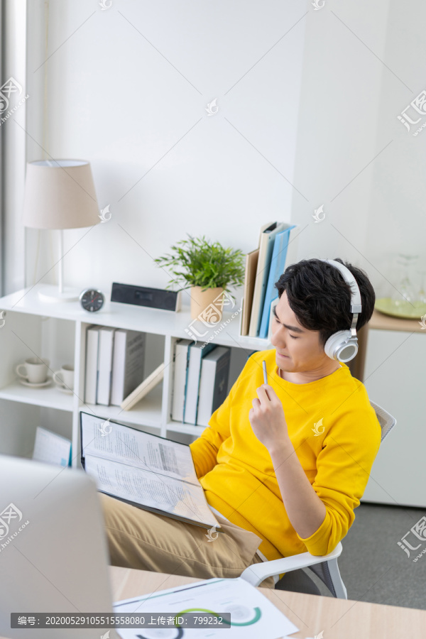 年轻男子休闲办公