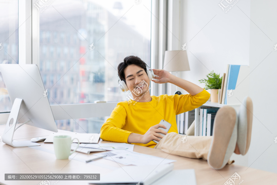 年轻男子休闲办公