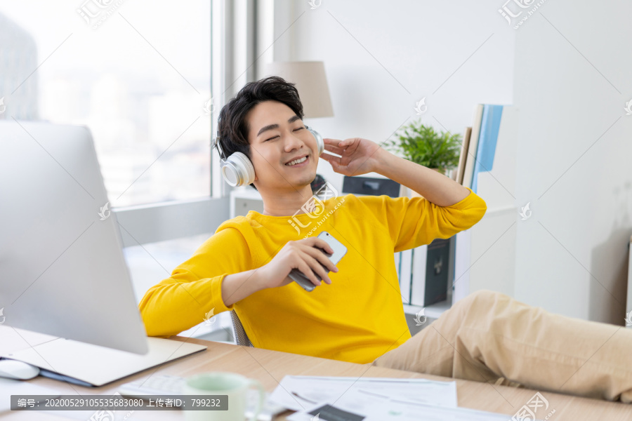 年轻男子休闲办公