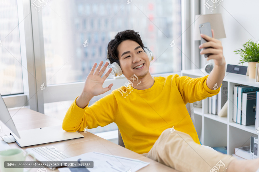 年轻男子休闲办公