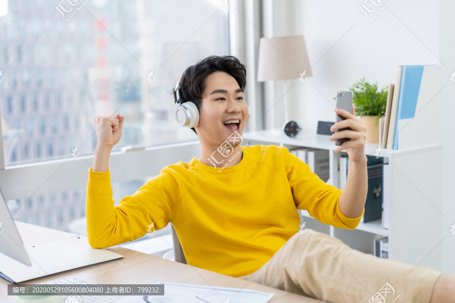 年轻男子休闲办公