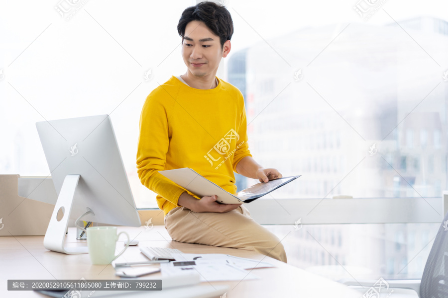 年轻男子休闲办公