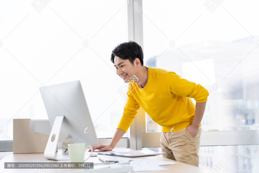 年轻男子休闲办公