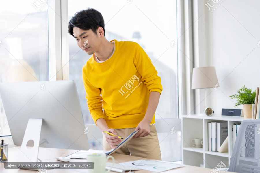 年轻男子休闲办公