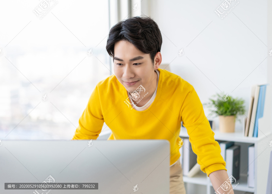 年轻男子休闲办公