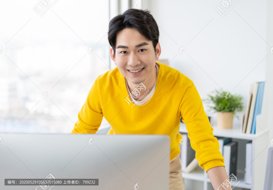年轻男子休闲办公