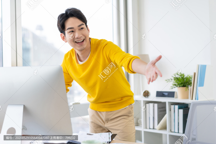 年轻男子休闲办公