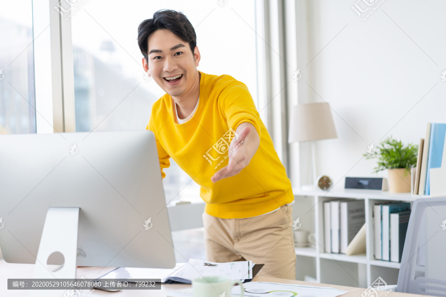 年轻男子休闲办公