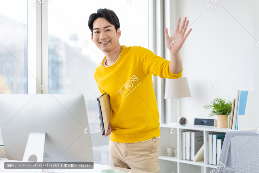 年轻男子休闲办公