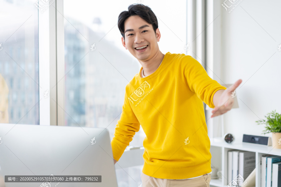年轻男子休闲办公