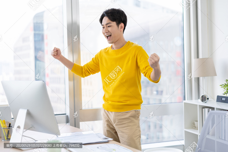 年轻男子休闲办公