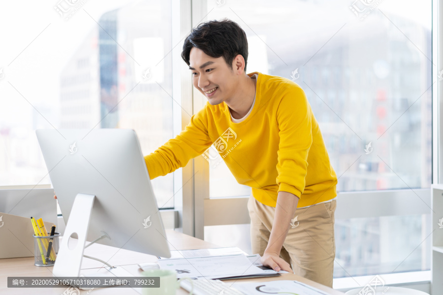 年轻男子休闲办公