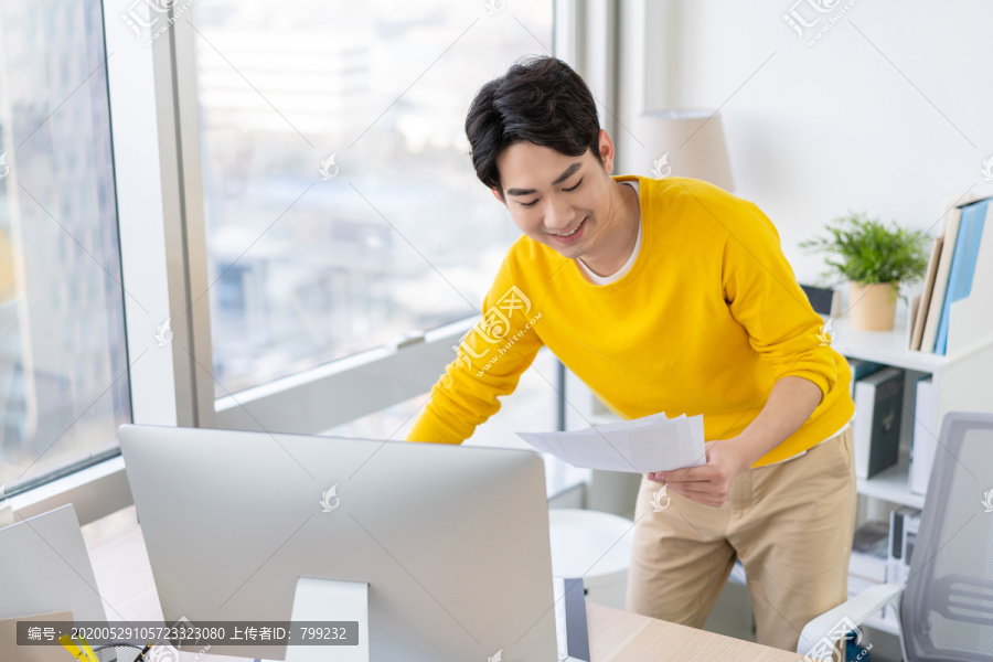 年轻男子休闲办公