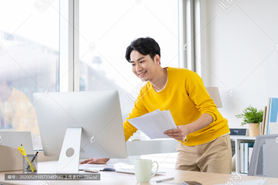 年轻男子休闲办公
