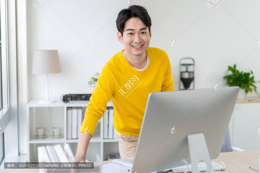 年轻男子休闲办公
