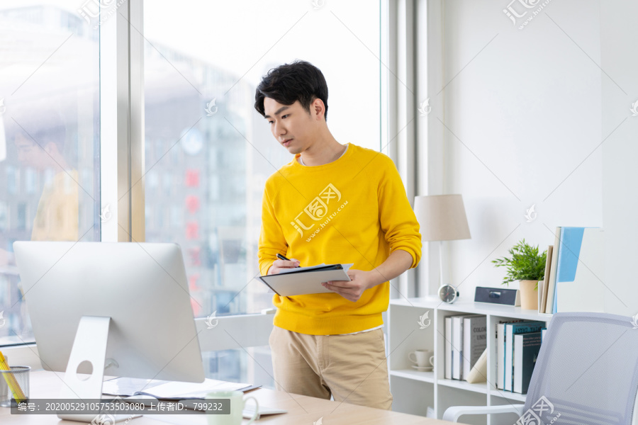 年轻男子休闲办公
