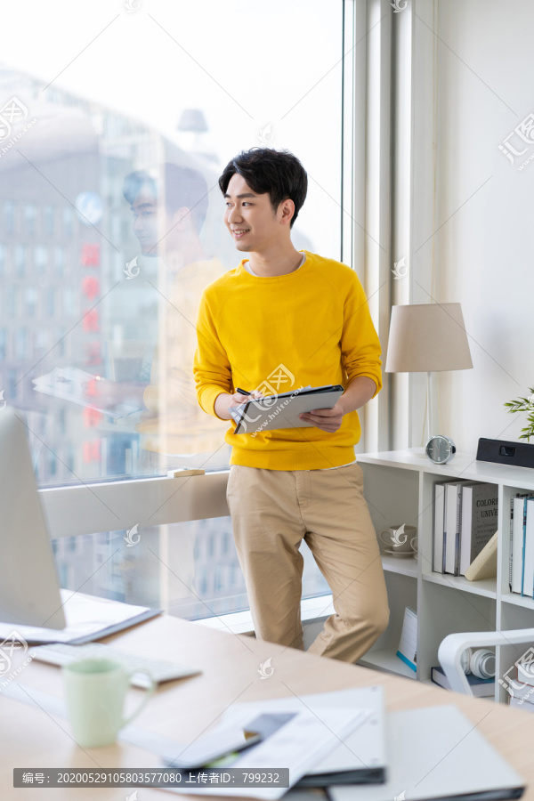 年轻男子休闲办公